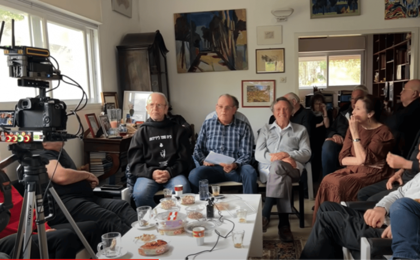 ד"ר משה ברנט באמצע, לצידו של פרופ' אגסי (צילומסך, מתוך סרטון בערוץ היוטיוב 'באים אל הפרופסורים')