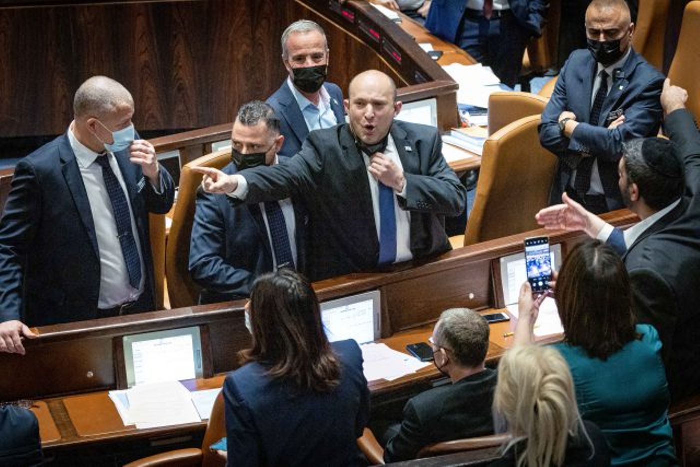בנט מאבד שליטה במליאה.