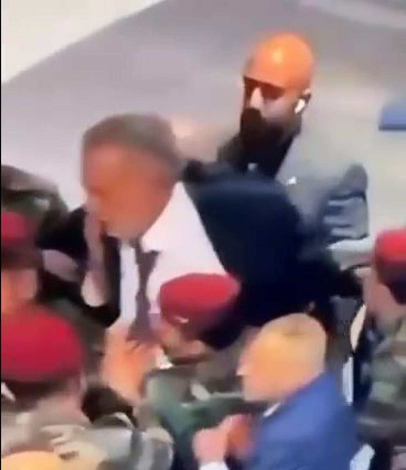 היו"ר הסוני בעיראק מפונה לבית החולים | צפו