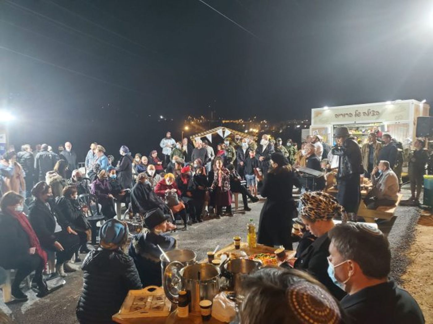הקהל בחנוכת הפינה לחייל במצפה יריחו (דוברות בנימין)