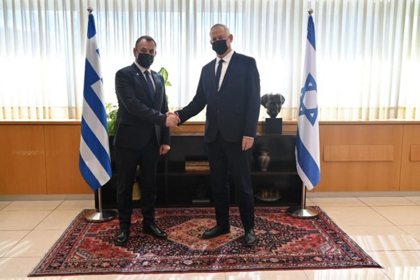 שר הבטחון בני גנץ נדבק בקורונה