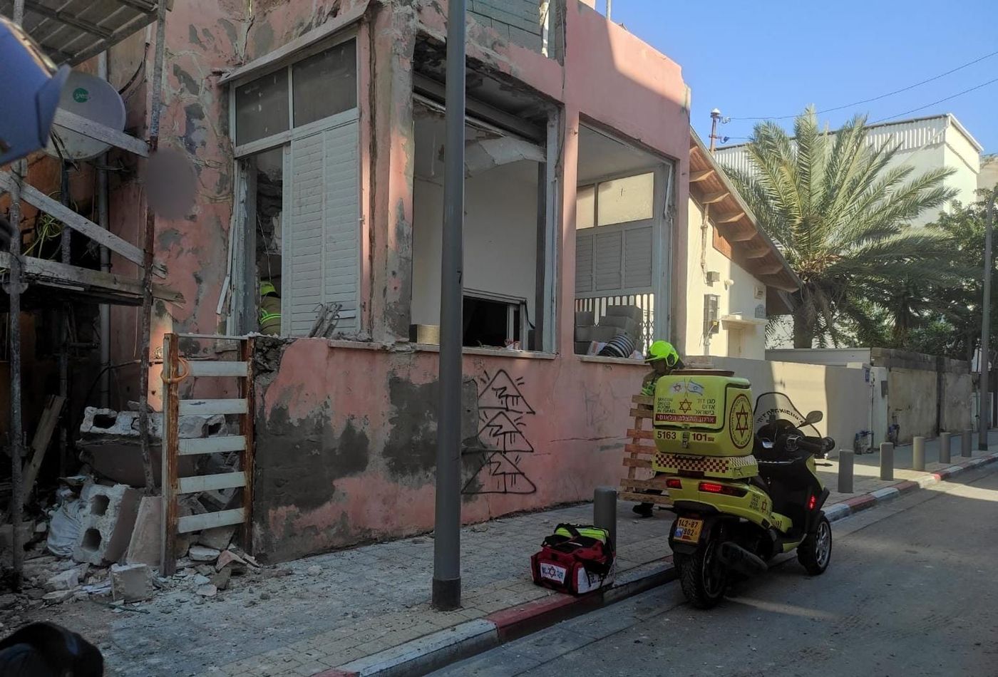 תל אביב: פועל נהרג בקריסת תקרה באתר בנייה