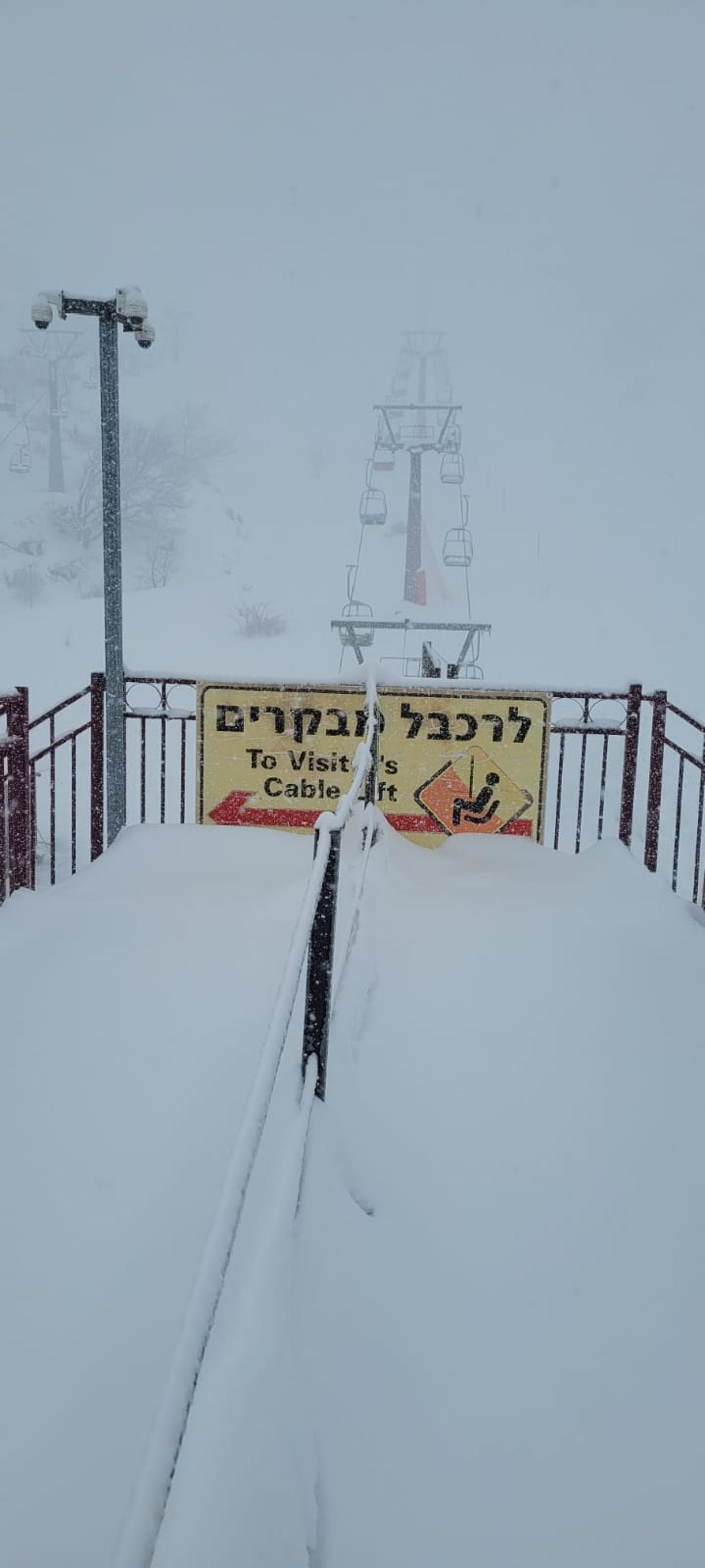 ברק פגע בבית בצפת; שלג כבד בחרמון | צפו