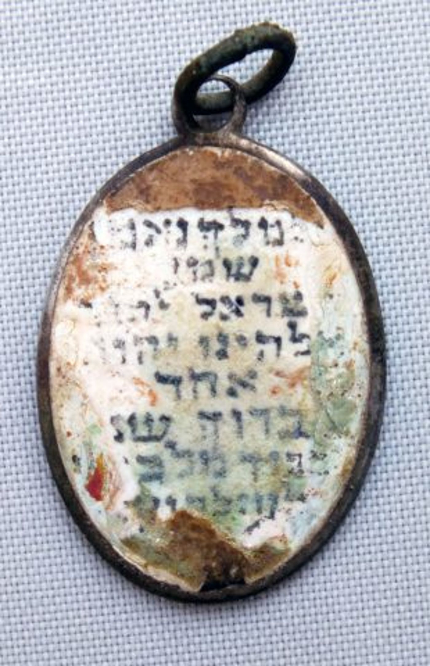 תליון שהתגלה בקבר ההמונים