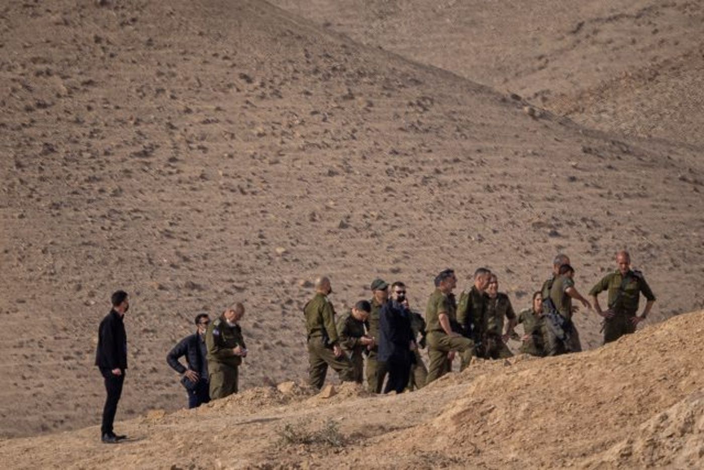 הרמטכ"ל כוכבי במקום האירוע בו נהרגו שני הקצינים (יונתן זינדל/פלאש90)
