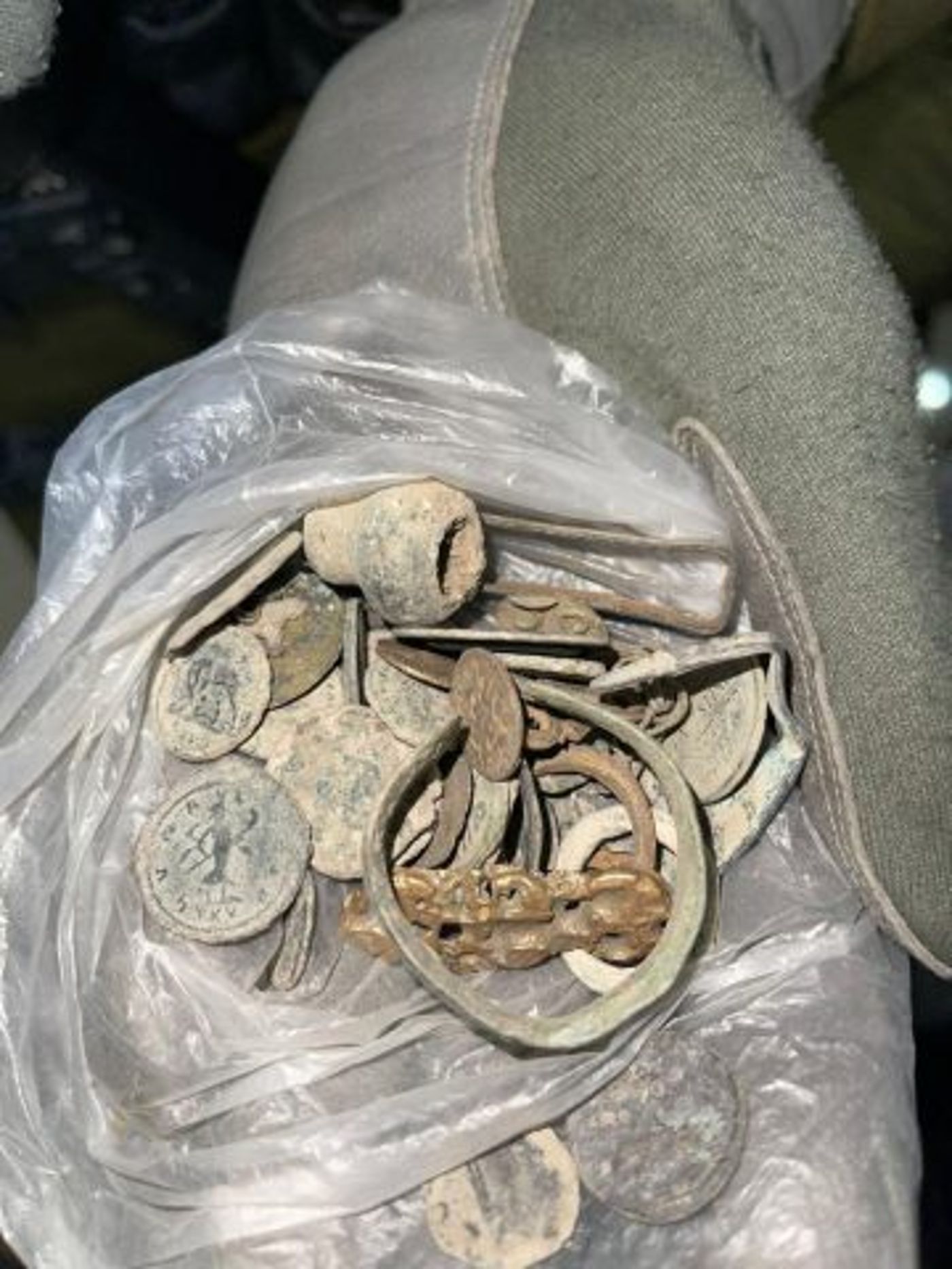 אלפי ממצאים ארכיאולוגיים: שודד עתיקות פלסטיני נעצר