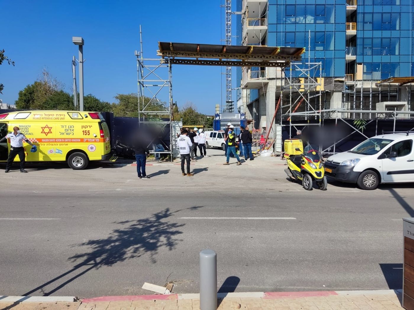 עמדו על פיגום רעוע, וצנחו אל מותם מקומה 40