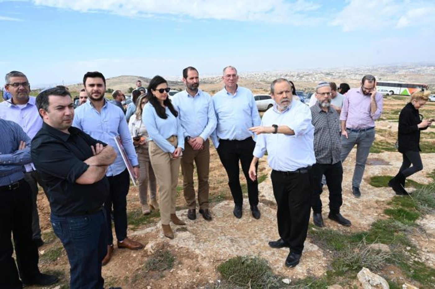 שקד בהתיישבות הצעירה: פועלים להסדיר את החשמל