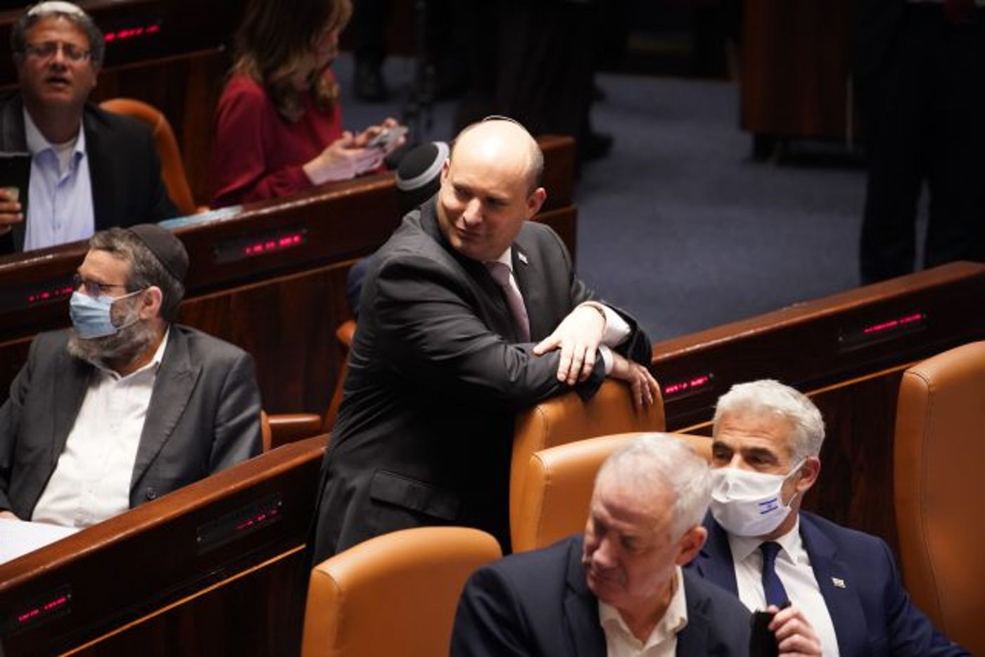 נכנעים כארנבות? בנט, לפיד וגנץ
