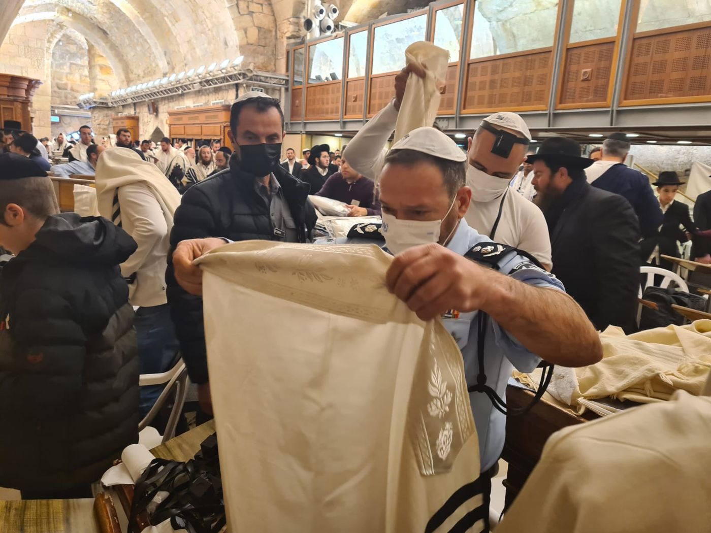 איזה יופי: מפכ"ל המשטרה בטלית ותפילין בכותל