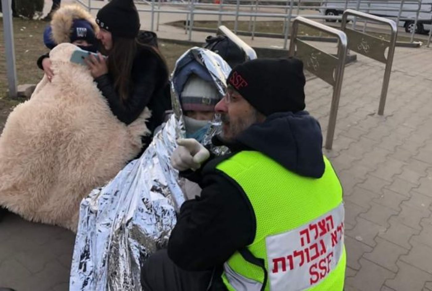 לוי מטפל בתינוק אוקראיני שחטף כוויות קור