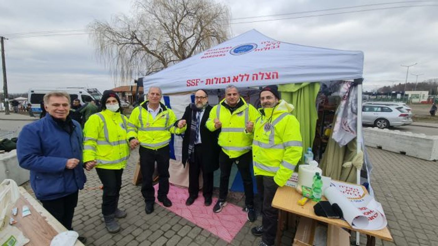 רבה של פולין עם המתנדבים