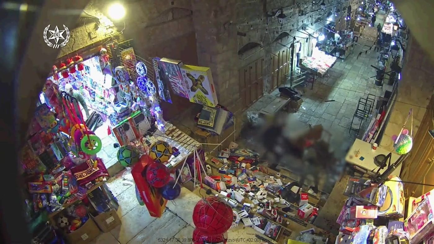 השוטר נאבק במחבל הדוקר; שוטר שני מגיע ומחסל. צפו