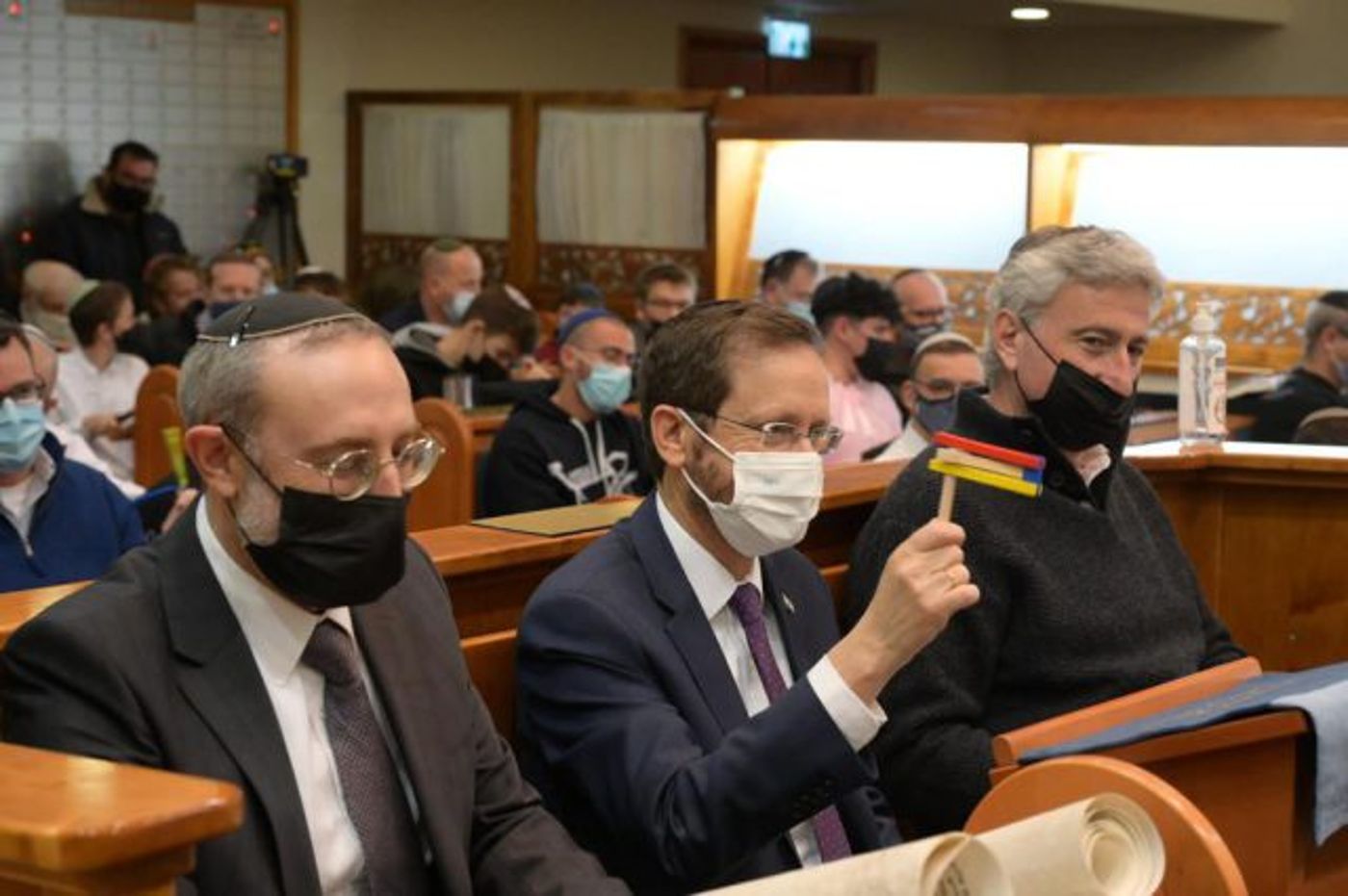 היהודים אשר בשושן: צפו בקריאת המגילה באיראן