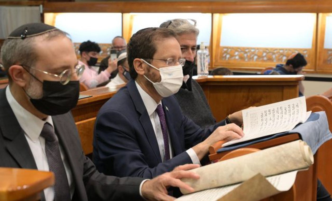 היהודים אשר בשושן: צפו בקריאת המגילה באיראן