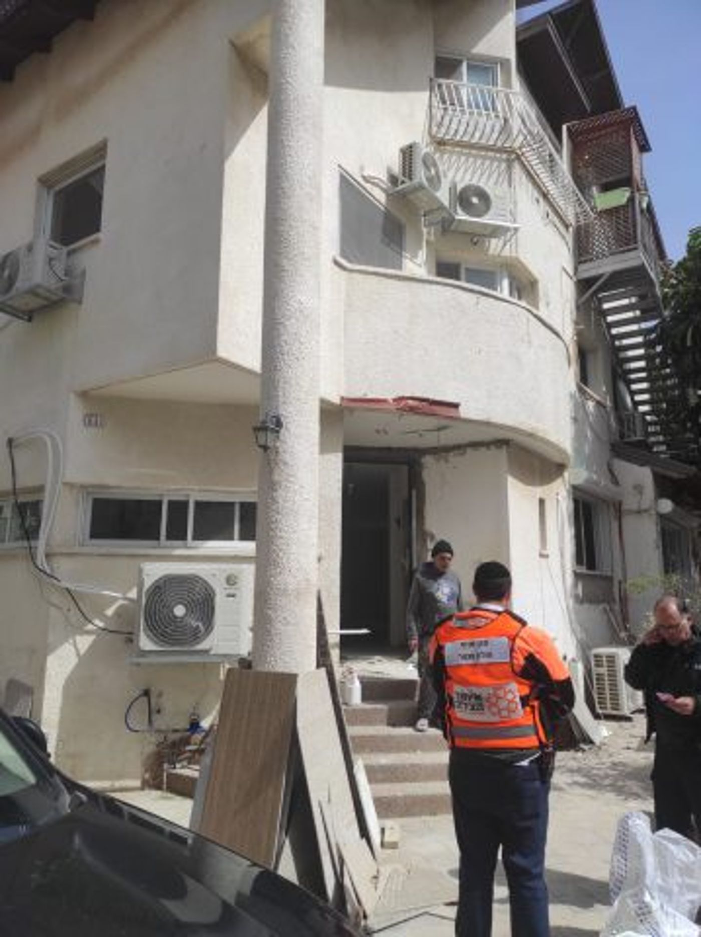 מתקין מזגנים נפל מגובה עם מנוע המזגן – מצבו בינוני