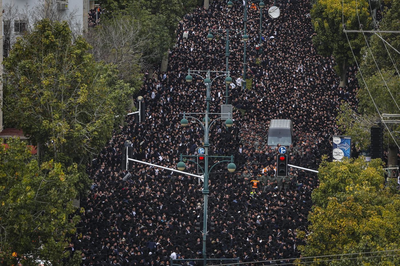 כביש מספר 1: אוטובוס עולה באש, בסמוך למחלף לטרון