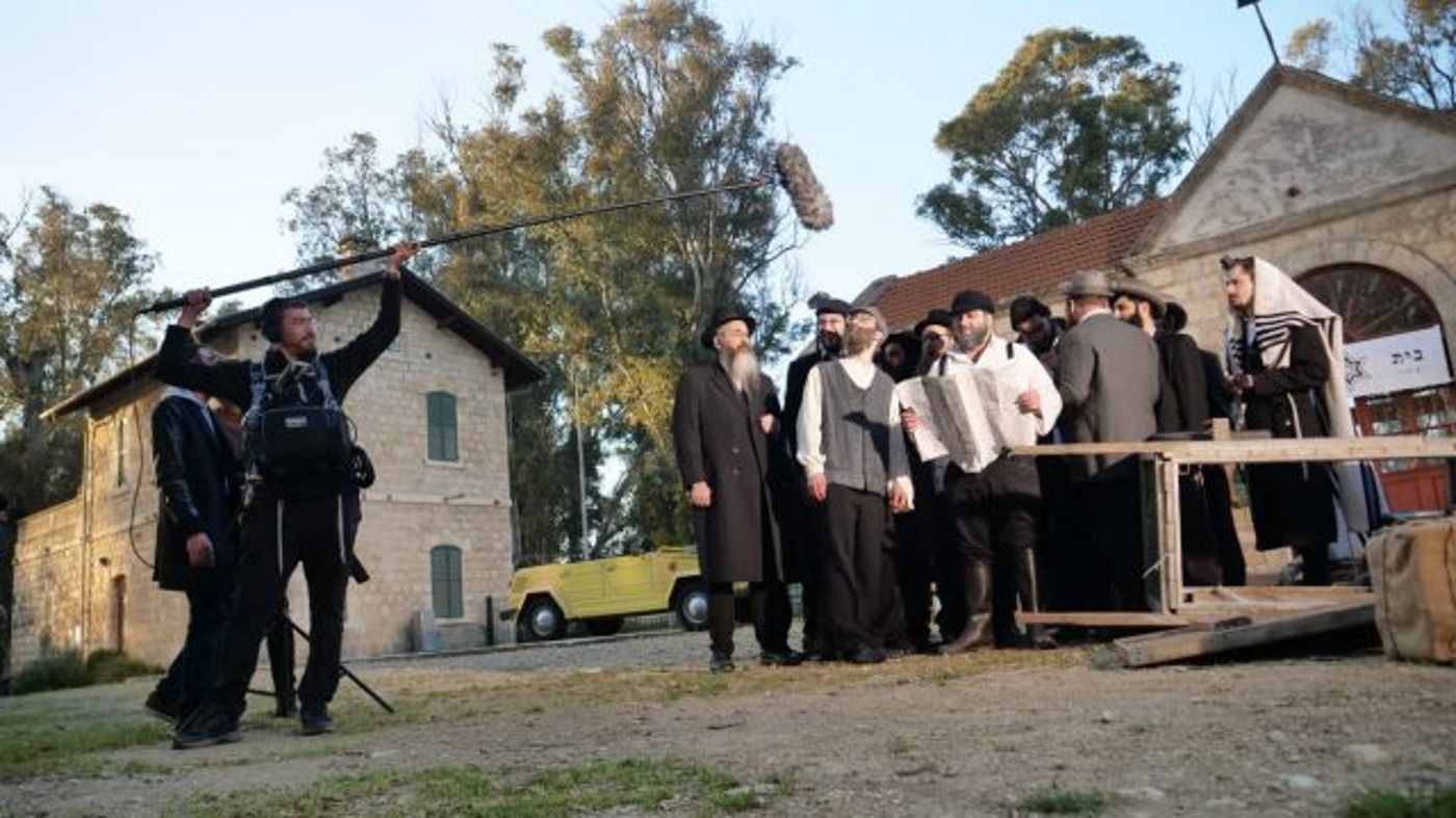 סוריאליסטי: נאצים ויהודים מתפללים מנחה | צפו