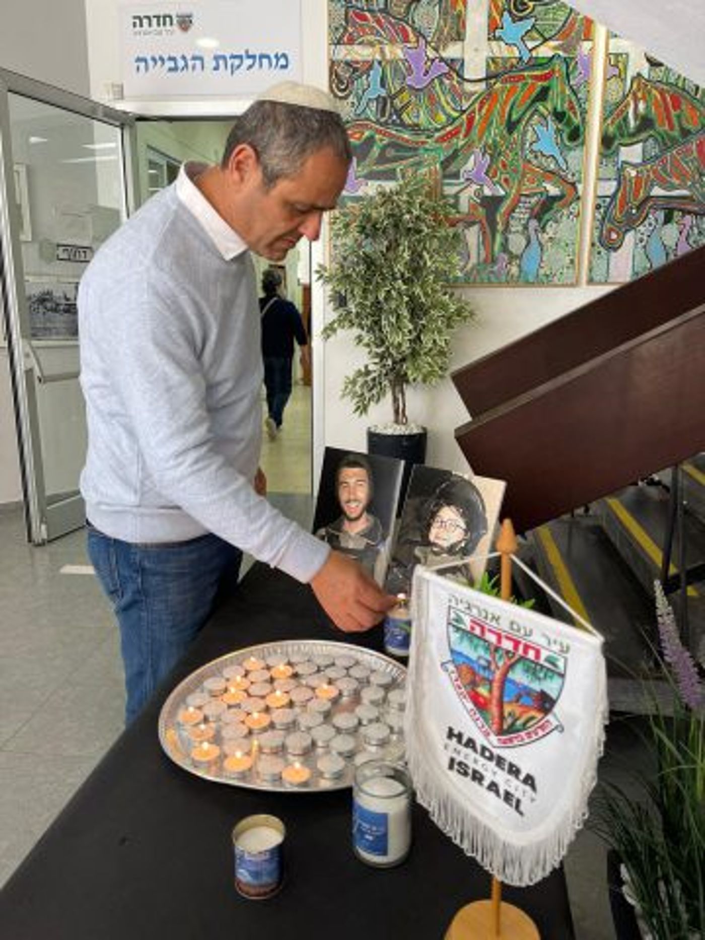 יום אחרי הפיגוע: בחדרה מנסים לחזור לשגרה