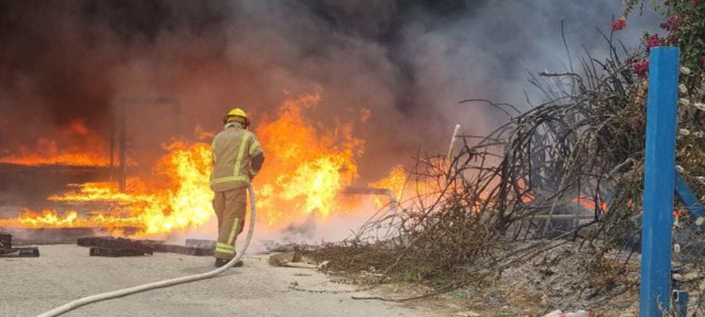 צפו: שריפת ענק בבית אריזה בבקעת הירדן