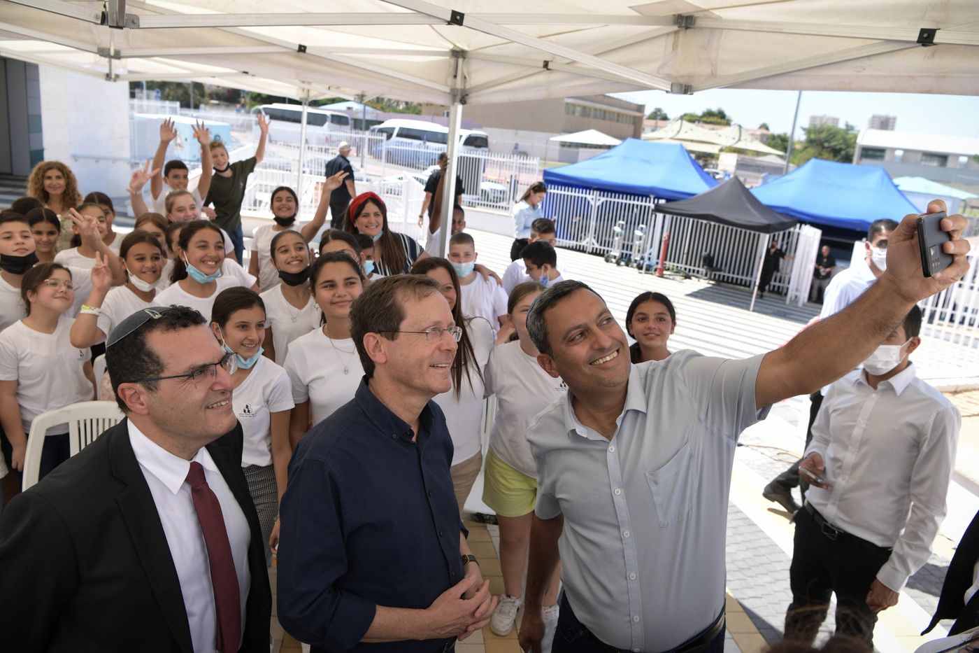 נשיא המדינה יצחק הרצוג עם ראש העיר שדרות אלון דוידי מבקרים בבית ספר יגאל אלון