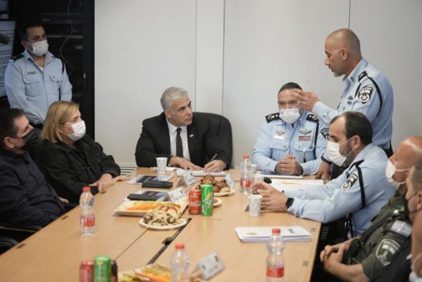 לפיד: "תקופה מתוחה, אפשר לסמוך על המשטרה"