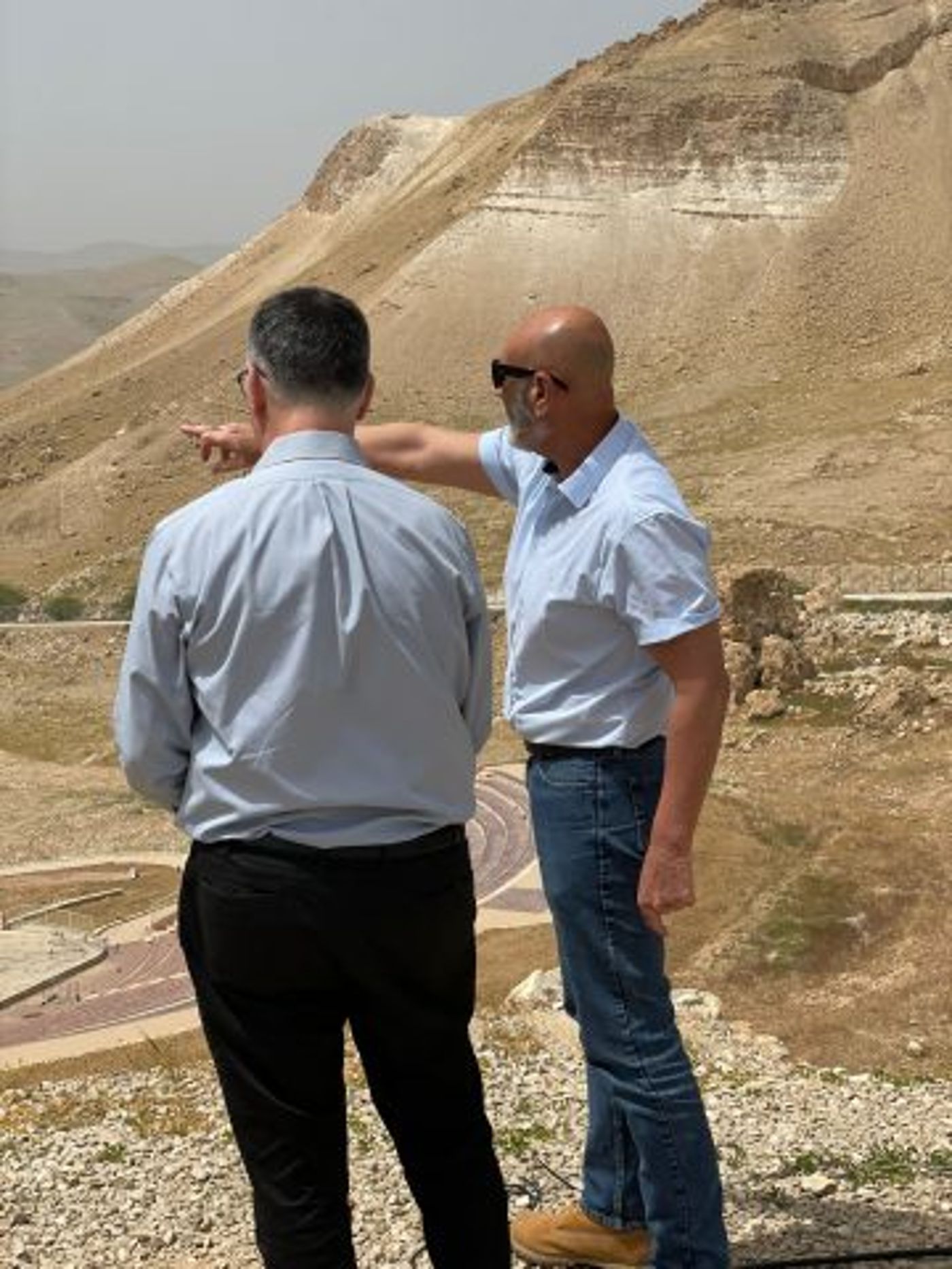 למרות ההתנגדות לממשלה: אלחייני אירח את סער