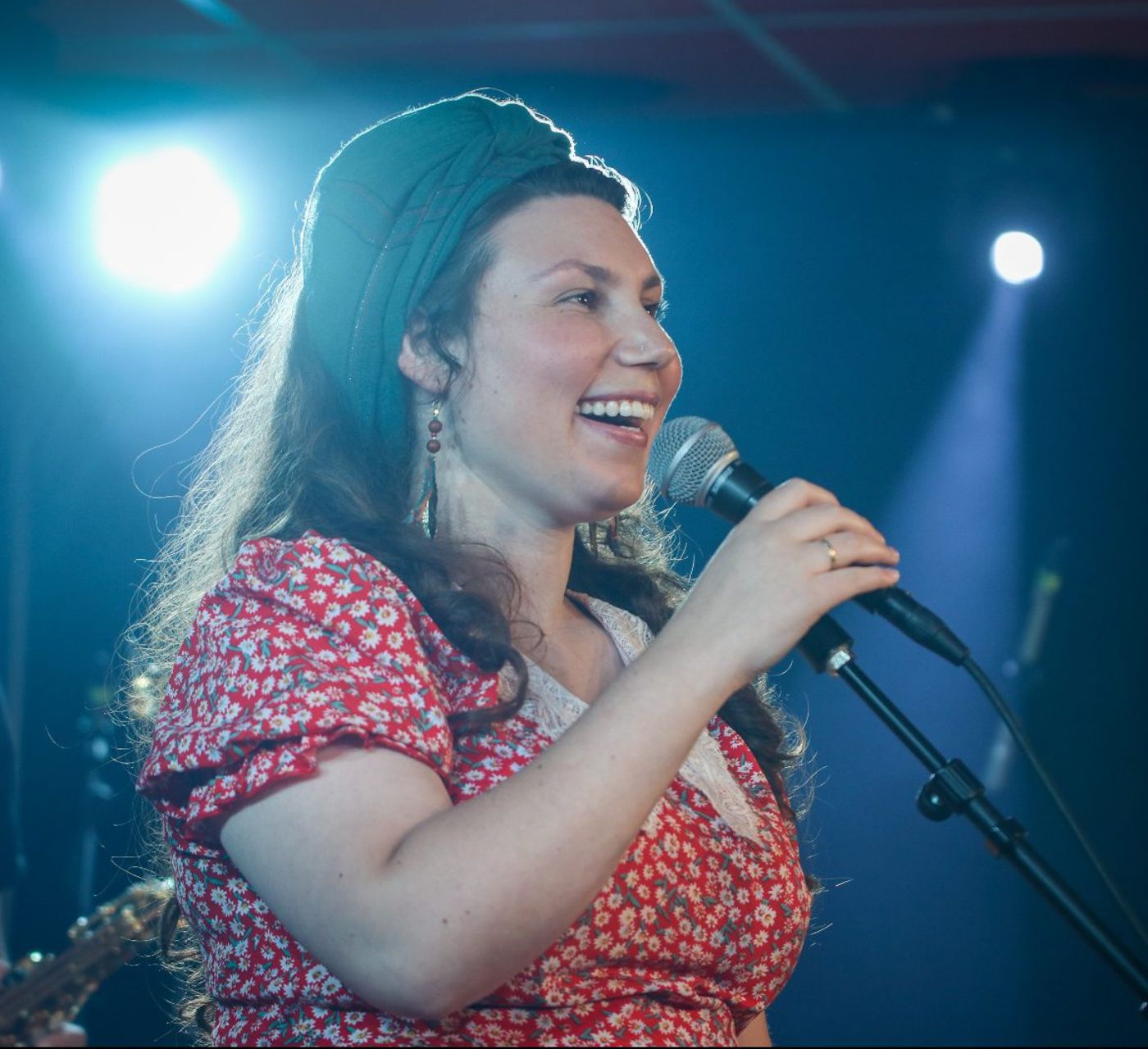 מרגש: קאבר לשיר 'והיא שעמדה' בעברית וברוסית