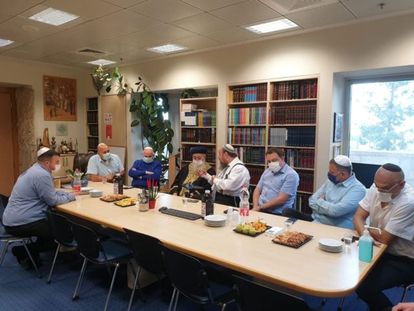 הרב עמאר הגיע למכירת חמץ בבית החולים הדסה
