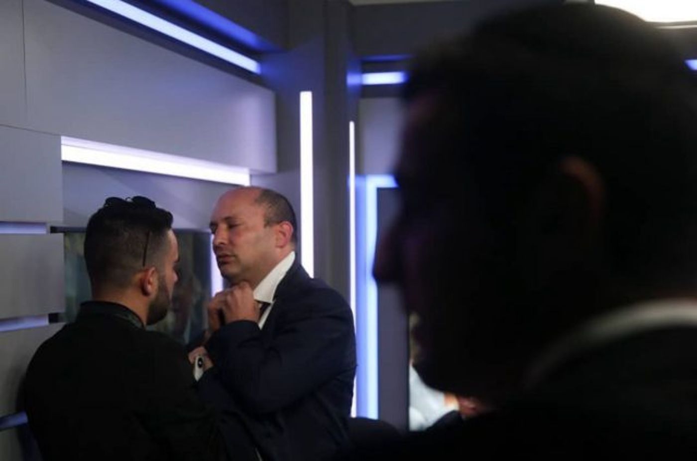 בנט בכניסה לאולפן סרוגים
