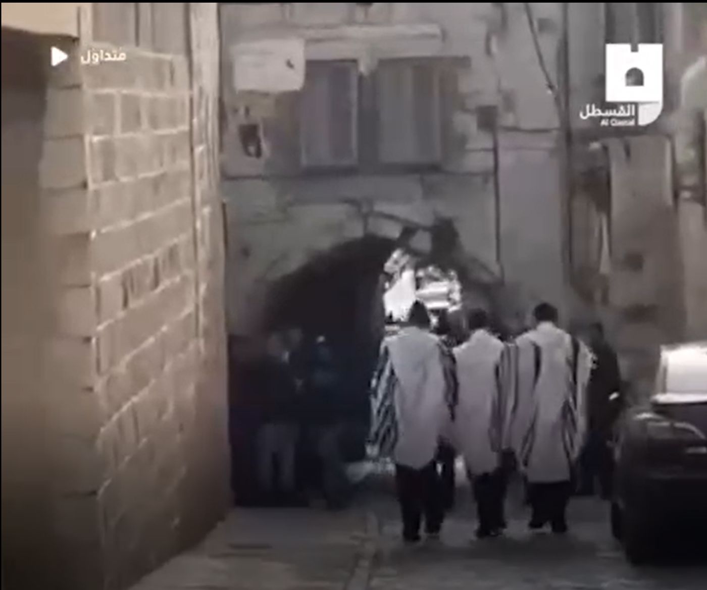 כמו בחו"ל: יהודים עטופים בטלית הותקפו בירושלים