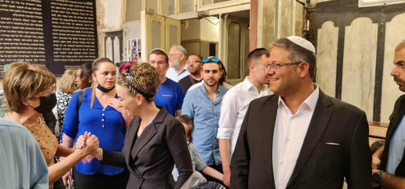 עידית סילמן מתקבלת בחום, בסיור בעיר חברון אתמול