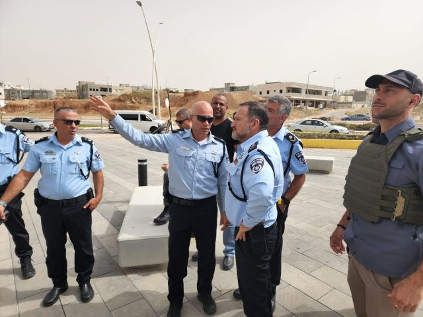 המפכ"ל יעקב שבתאי בביקור ברהט שעות לאחר הירי (קרדיט: דוברות המשטרה)