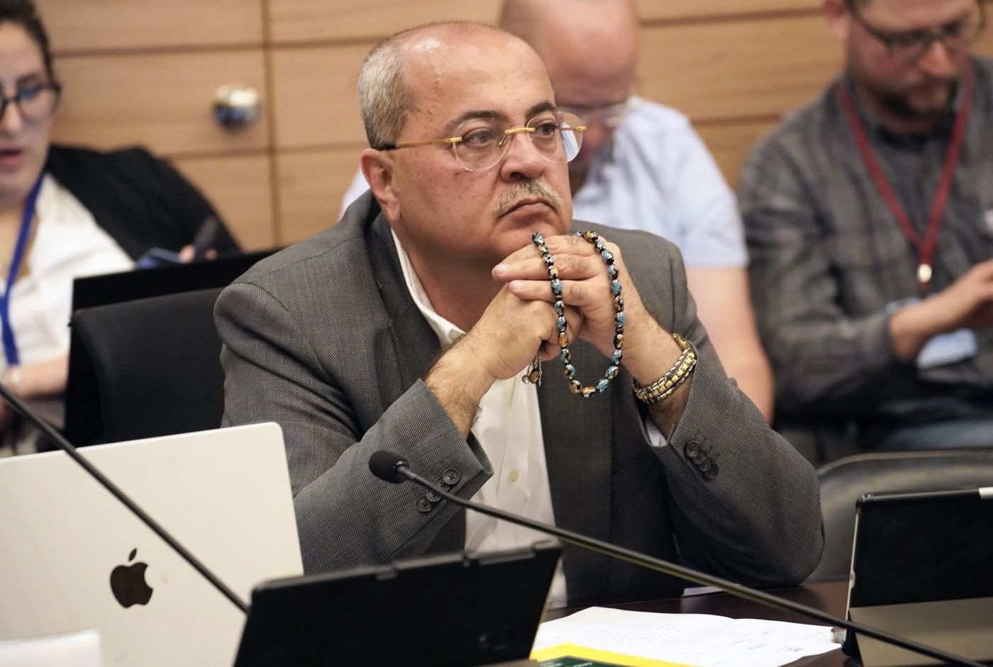 טיבי בוועדה