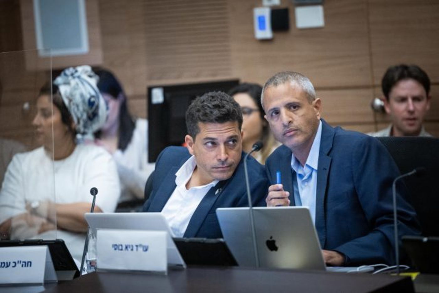 שיקלי ועו"ד בוסי, שייצג אותו בדיון