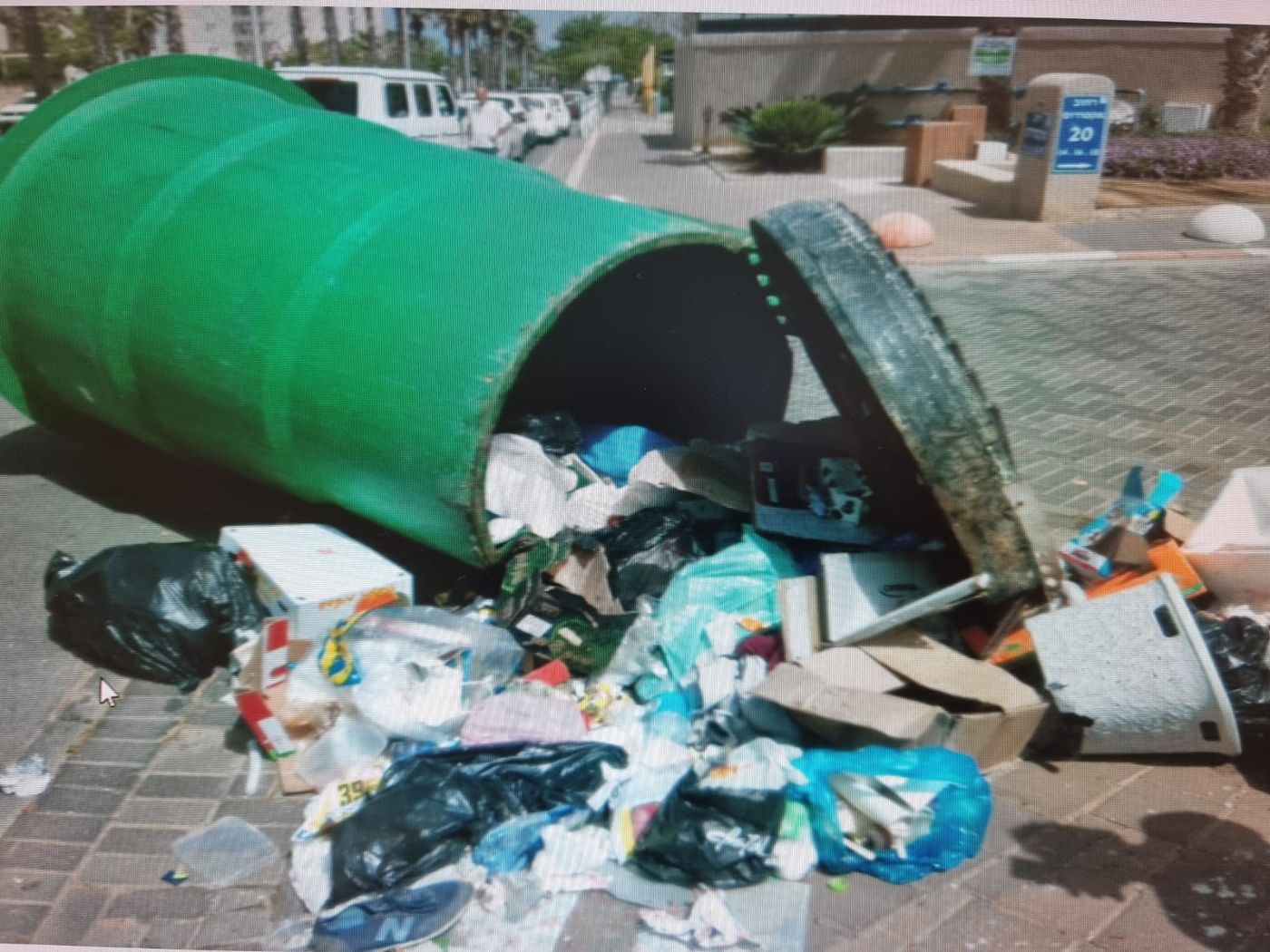 ניסה להוציא את הצרור שנפל לפח – ונלכד בתוכו