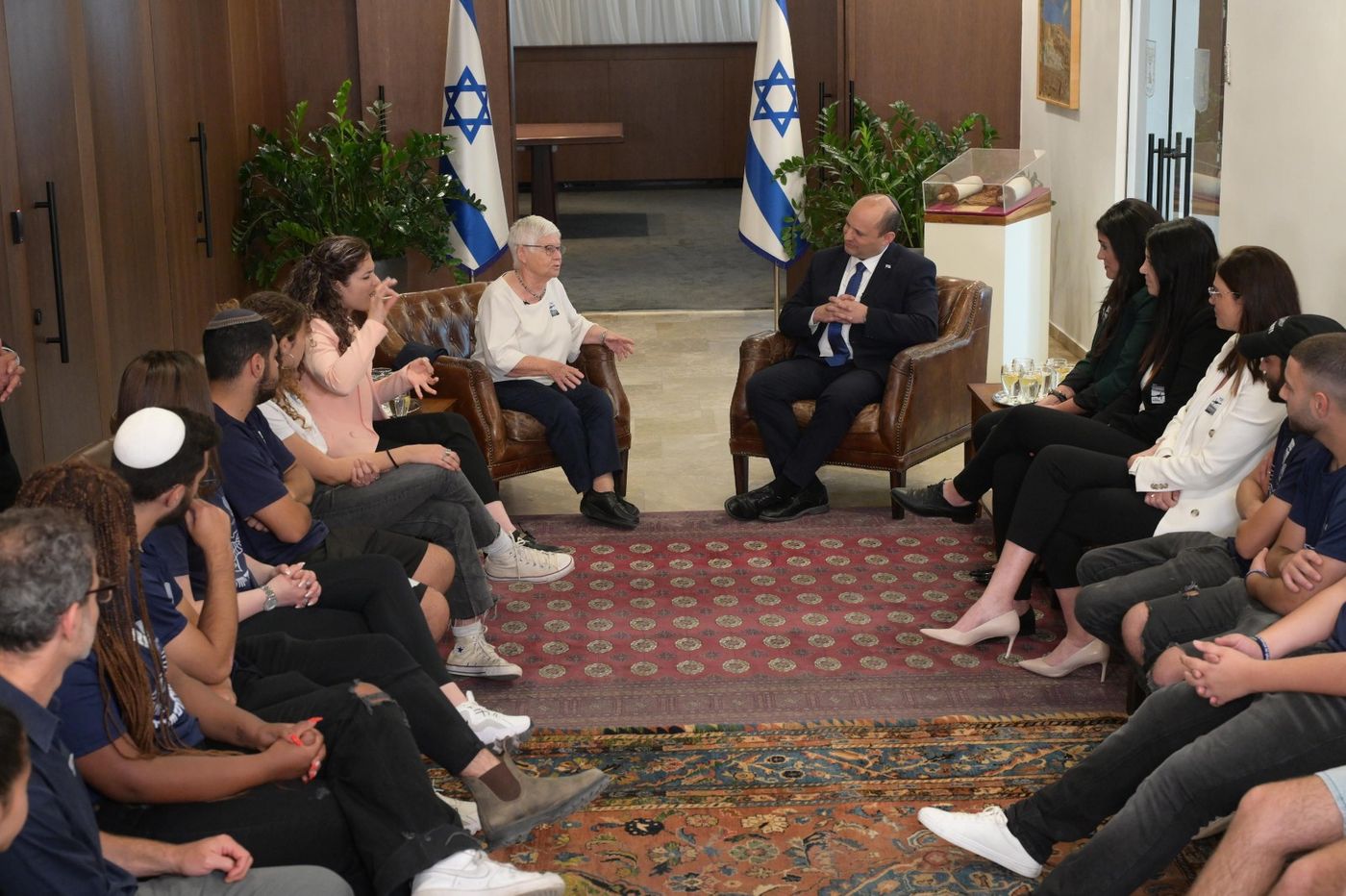 זיכרון בלשכה: בנט אירח את שורדת השואה עליזה לנדאו