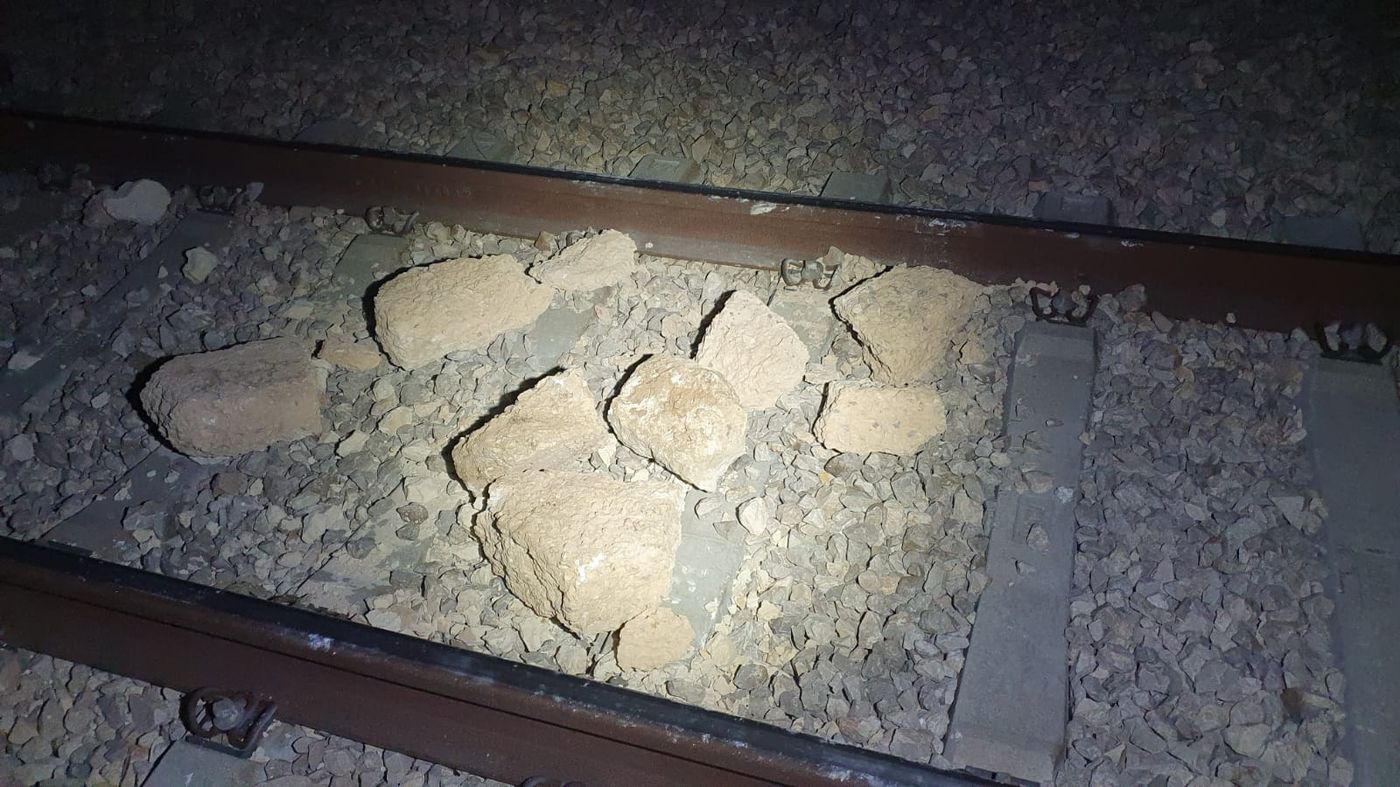 חשודים מרהט נעצרו לאחר שהניחו סלעים על מסילה