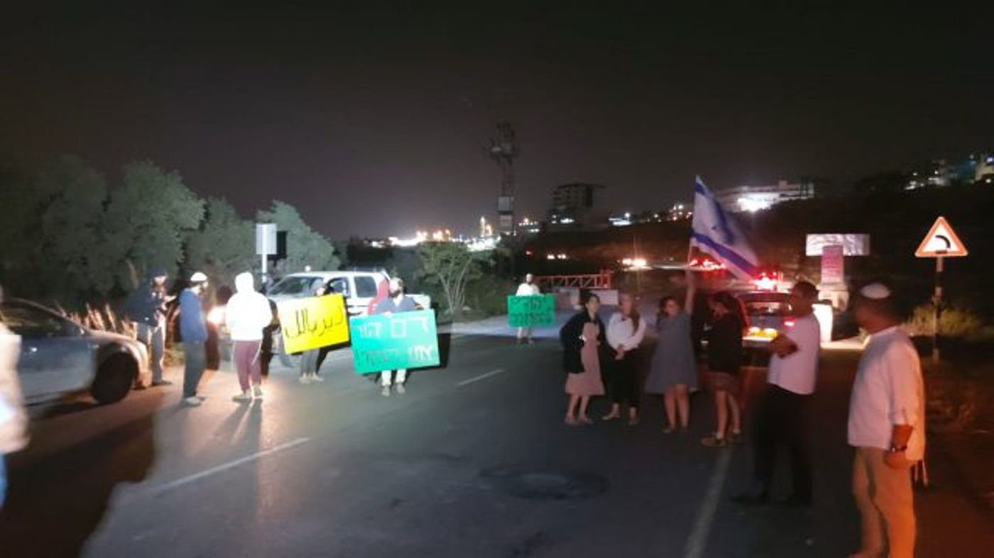 הפיגוע באריאל: עשרות חוסמים את כפר המרצחים