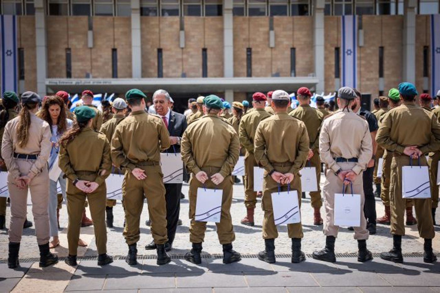 הכנסת הצדיעה לחיילים המצטיינים: "הפנים היפות"