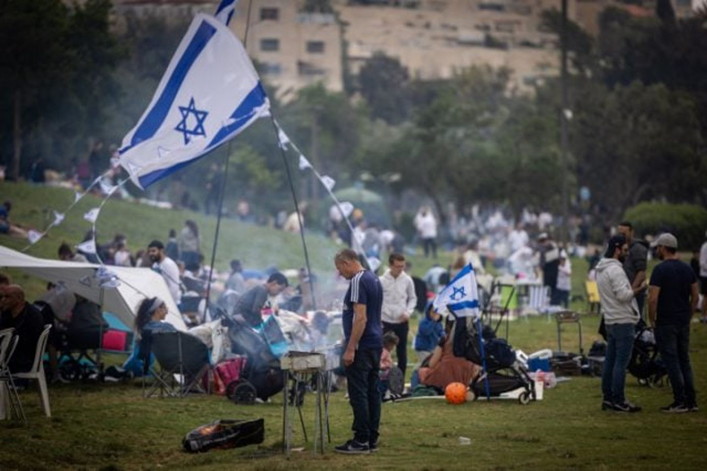בחופי הים, בגן סאקר ומול הר הבית: עם ישראל חוגג