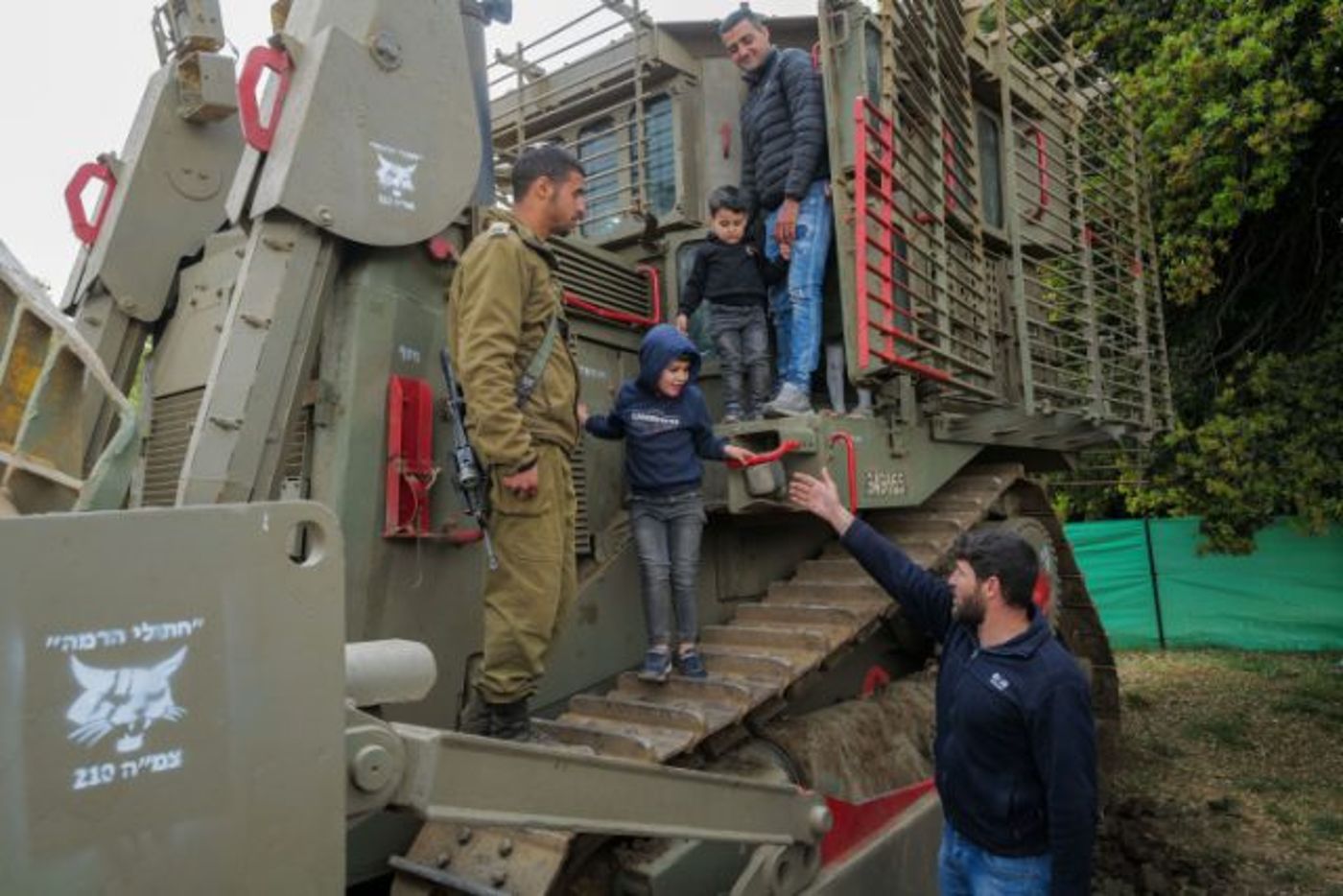 בחופי הים, בגן סאקר ומול הר הבית: עם ישראל חוגג