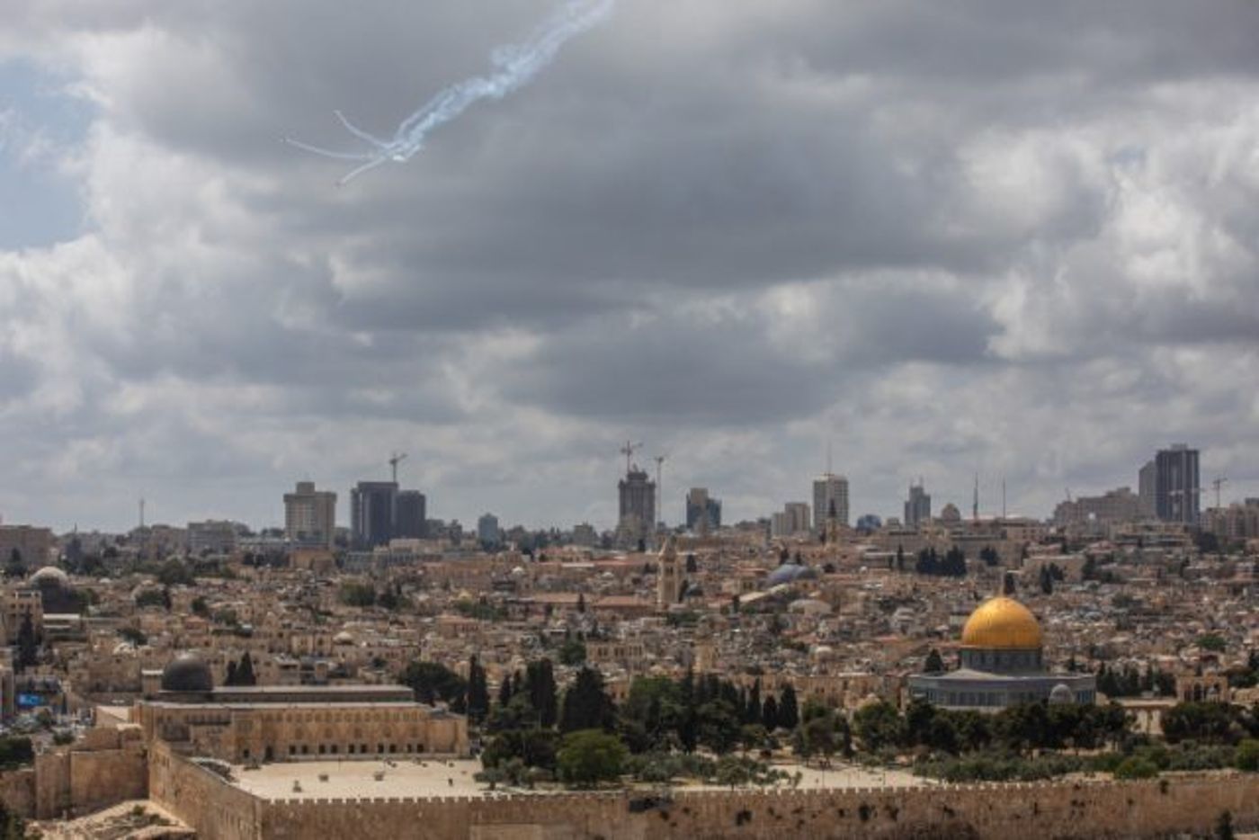 רבים גם יצאו לצפות במטס חיל האוויר שעבר ליד הר הבית בירושלים