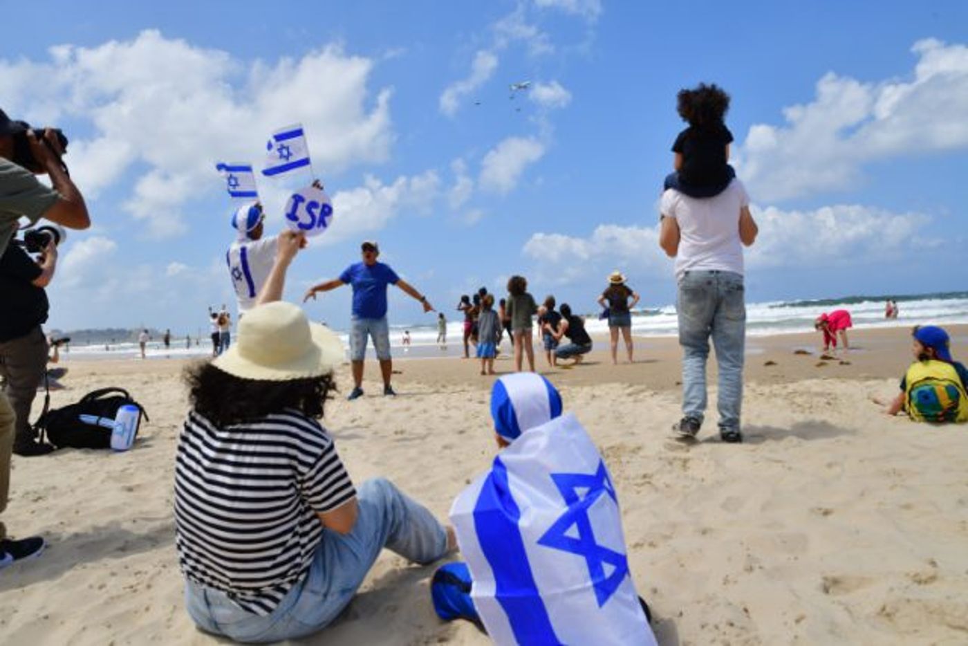בחופי הים, בגן סאקר ומול הר הבית: עם ישראל חוגג