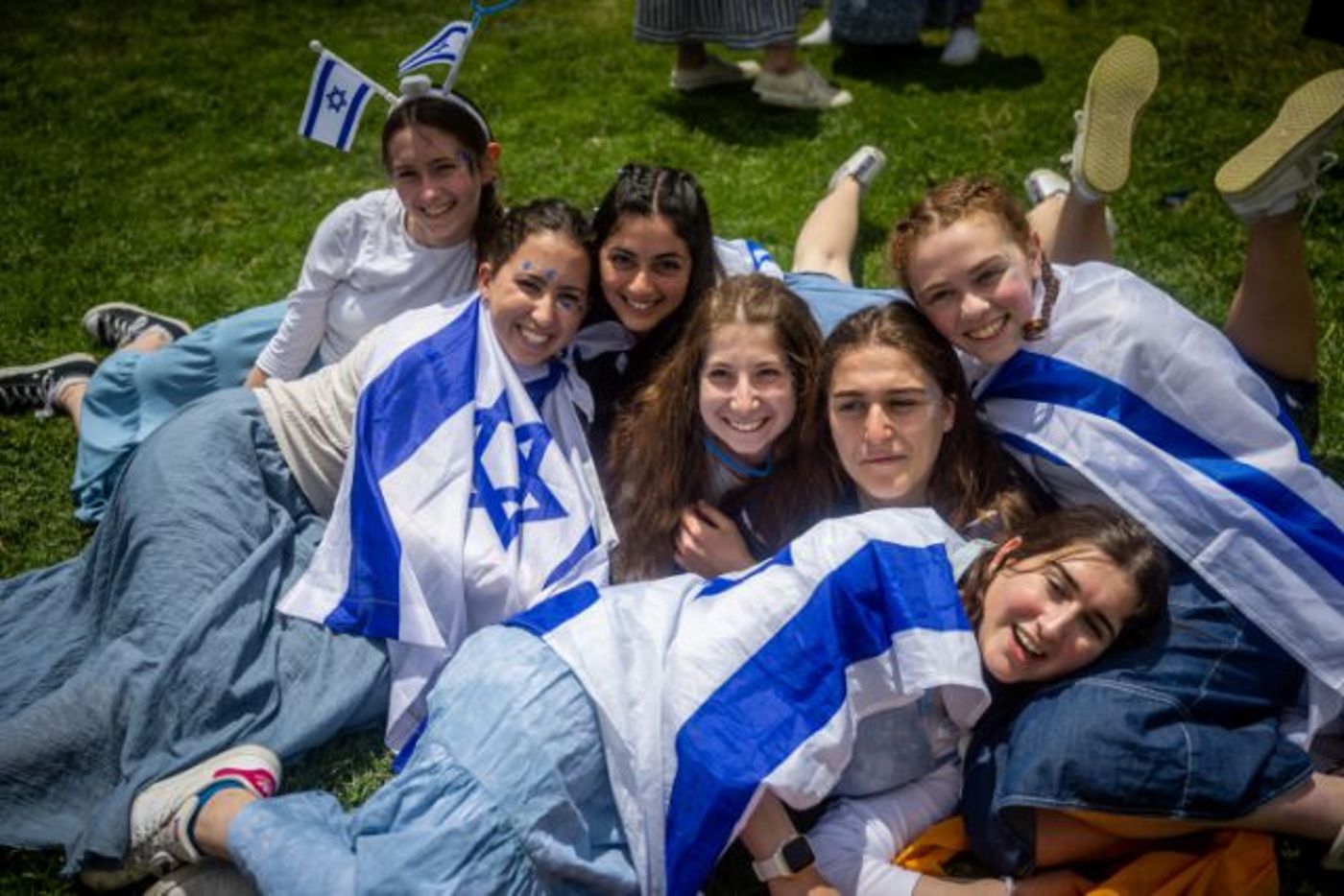 בחופי הים, בגן סאקר ומול הר הבית: עם ישראל חוגג