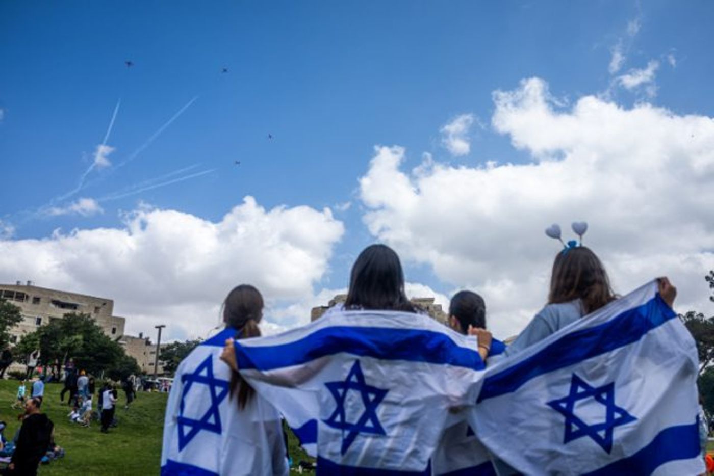 בחופי הים, בגן סאקר ומול הר הבית: עם ישראל חוגג