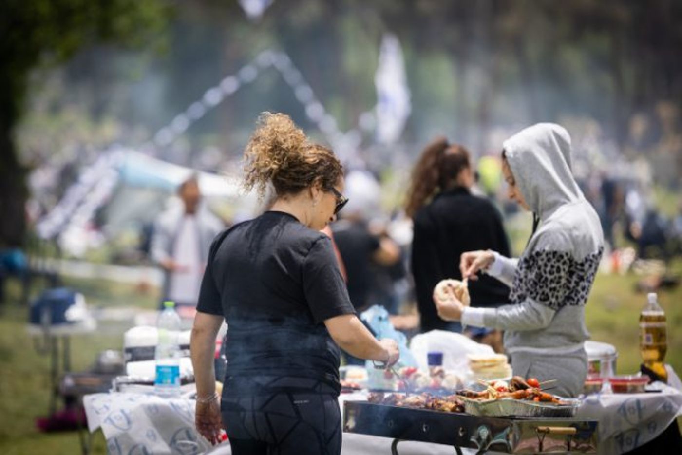 בחופי הים, בגן סאקר ומול הר הבית: עם ישראל חוגג