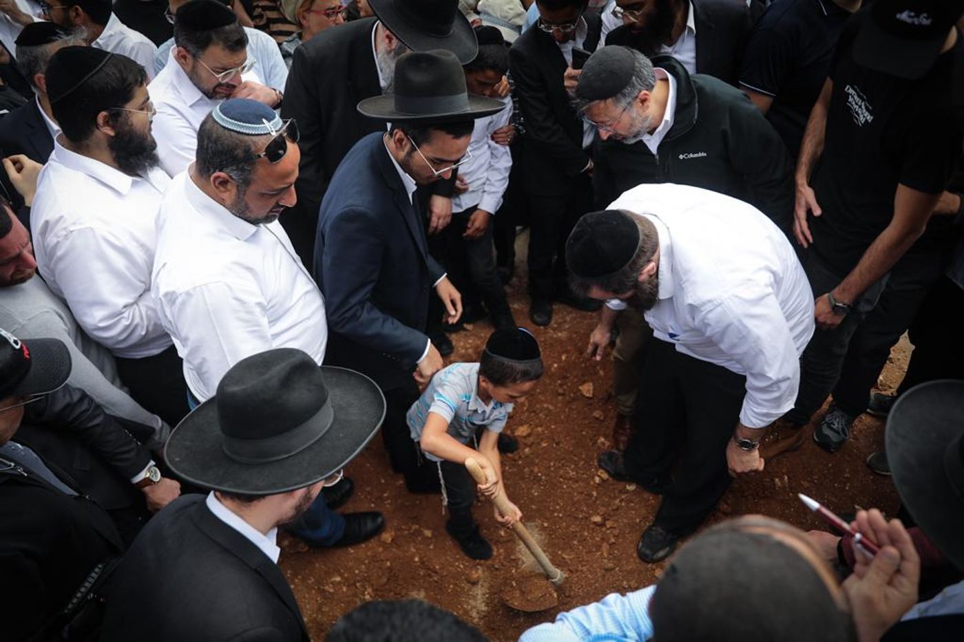 ילד קטן אומר קדיש: הלוויות הנרצחים בפיגוע באלעד