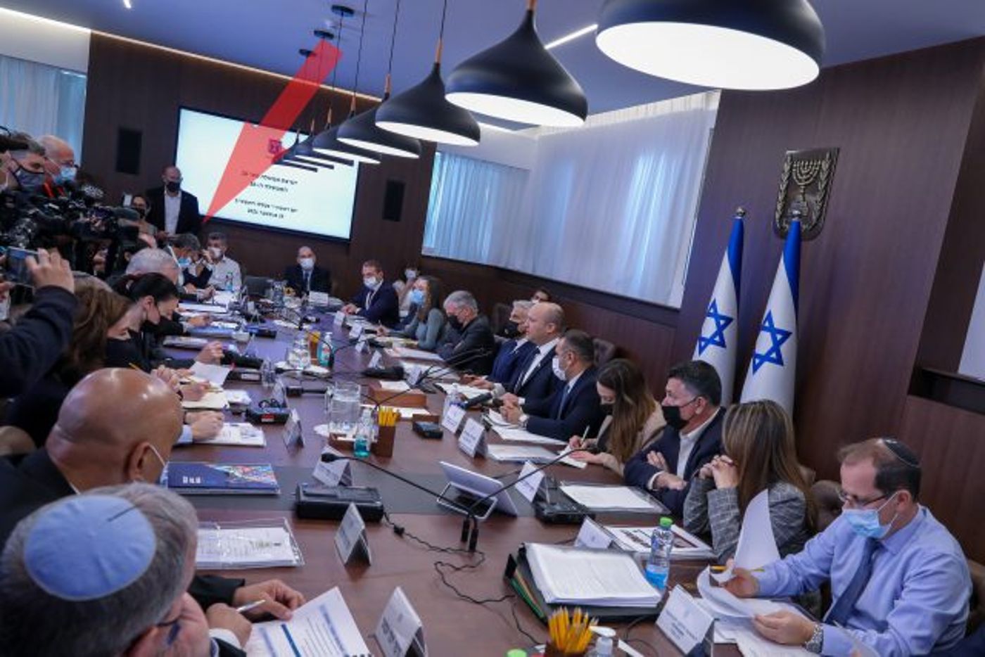 באדום – מקומו של גנץ בחדר ישיבות הממשלה. מאחוריו הכתבים והצלמים (ארכיון: מארק ישראל סאלם/פול)