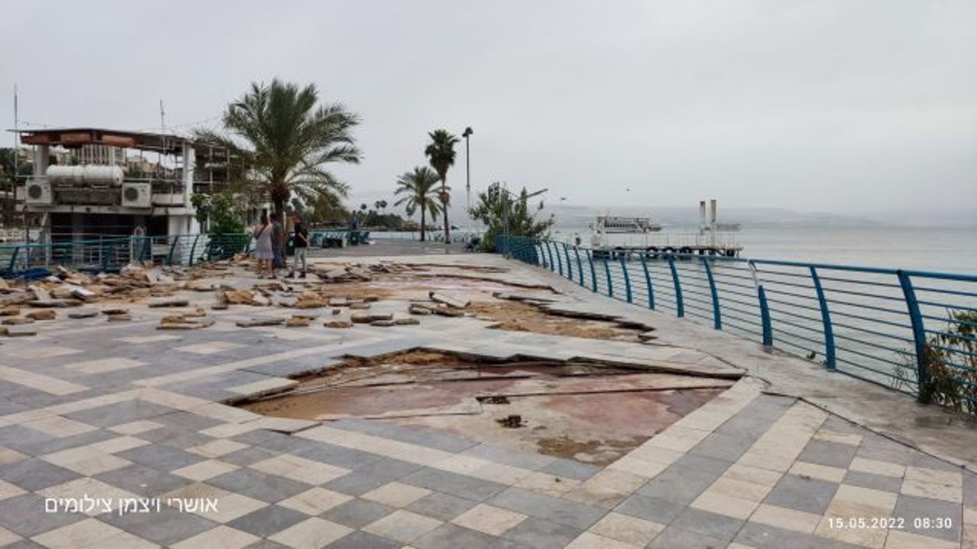 נזקי מזג האוויר: הרס וחורבן בטיילת בטבריה. צפו בתיעוד